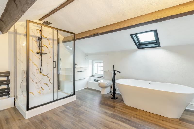 Croft Cottage, en suite bathroom